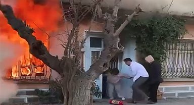 Kedisini kurtarmak için alevlerin içine daldı; komşuları güçlükle dışarı çıkardı