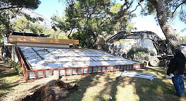 Kemer'de kaçak yapıların yıkımı sürüyor