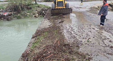 Kemer'de köprüleri tıkayan tomruklar temizlendi
