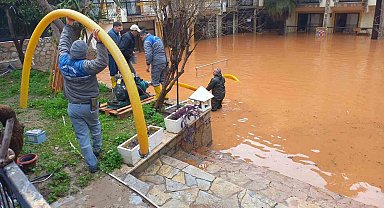 Kemer'de sağanak sonrası temizlik çalışmaları devam ediyor