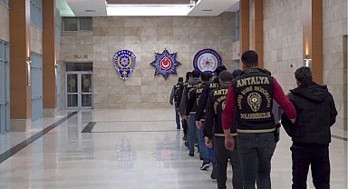 Kendilerini polis ve savcı olarak tanıtıp 16 milyon liralık vurgun yaptılar