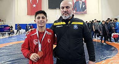 Kendinden iki yaş büyüklerle mücadele edip zirveye çıktı