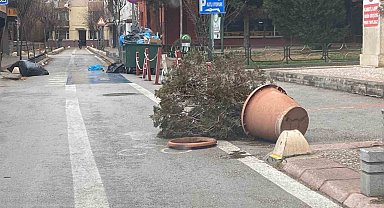 Kentte oluşan fırtına yağmurla beraber şiddetini arttırdı