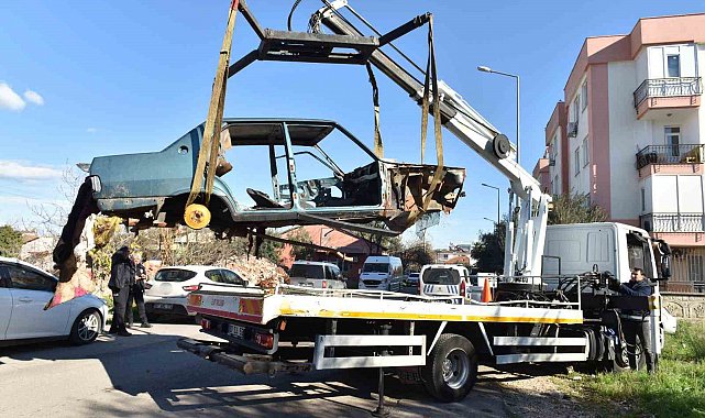 Kepez'de terk edilmiş hurda araçlar kaldırıldı