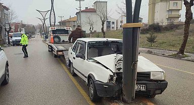 Keşan'da aydınlatma direğine çarpan otomobildeki 2 kişi yaralandı