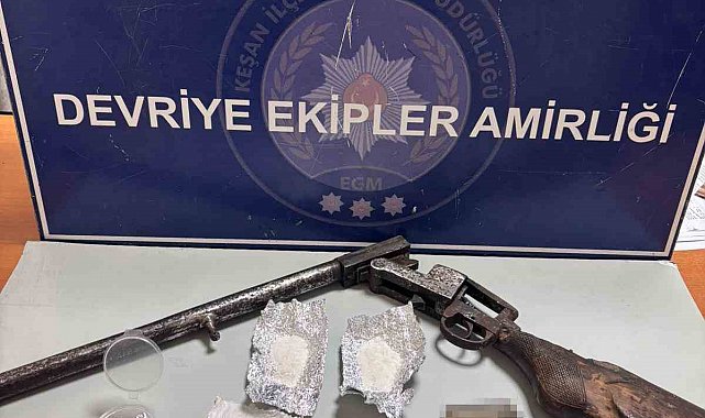 Keşan'da polisin arama yaptığı araçta uyuşturucu ve ruhsatsız tüfek ele geçirildi
