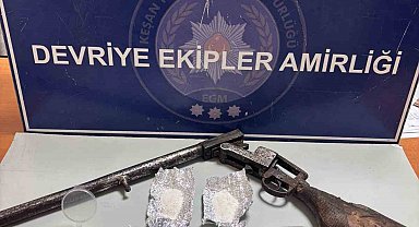 Keşan'da polisin arama yaptığı araçta uyuşturucu ve ruhsatsız tüfek ele geçirildi