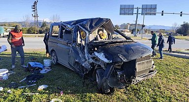 Kırmızı ışık ihlali yapan aracın çarptığı minibüs devrildi: 5 yaralı