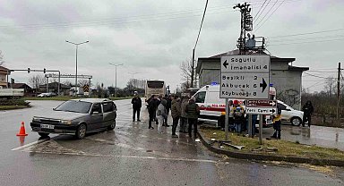 Kırmızı ışıkta duramayan otobüs otomobile çarptı: 4 yaralı