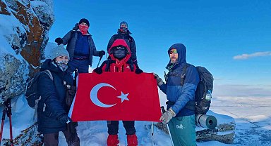 Kırşehirli dağcılar, Gönül Dağı'nda İstiklal Marşı okudu