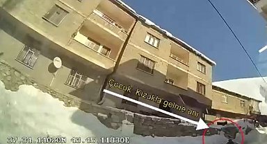 Kızakla kayarken otobüsün altına giren çocuk hayatını kaybetti