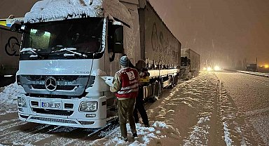 Kızılay'dan Tendürek Geçidi'nde sürücülere sıcak destek