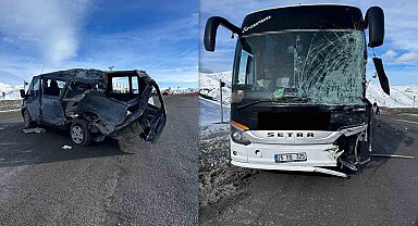 Kızıldağ'da otobüs ile minibüs çarpıştı: 3 yaralı