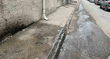 Klima suyu kaldırımı buz pistine çevirdi