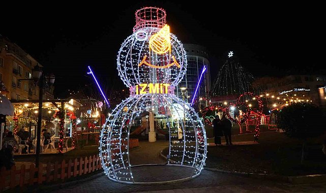 Kocaeli 2026'ya coşkuyla girdi: Sokaklar ışıltı ve neşeyle doldu