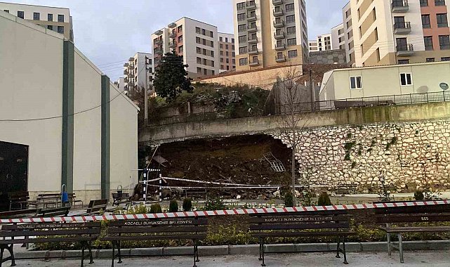 Kocaeli'de 10 metrelik istinat duvarı okul bahçesine devrildi