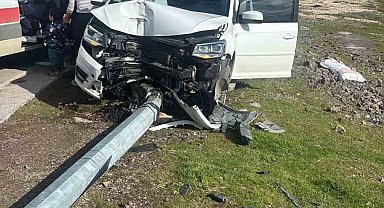 Kocaeli'de elektrik direğine çarpan otomobilin sürücüsü ağır yaralandı