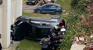 Kocaeli'de istinat duvarından düşen otomobildeki anne ve kızı yaralandı
