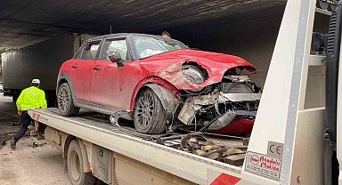 Kocaeli'de köprü ayağına çarpan otomobilin sürücüsü yaralandı