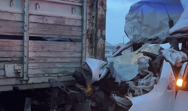 Kocaeli'de servis minibüsü ile kamyon çarpıştı: 7 yaralı