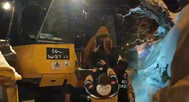 Kolundan yaralanan çocuk, iş makinasıyla bulunduğu yerden alınıp sağlık ekibine teslim edildi