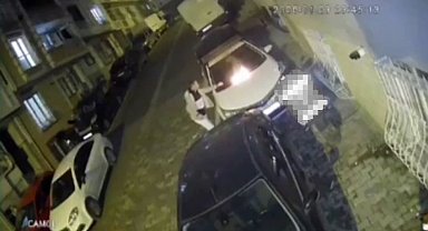 Komşular park yeri nedeniyle tartıştı, arabanın üstüne yanan bez atıldı