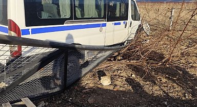 Kontrolden çıkan hafif ticari araç bahçe evinin kapısına çarparak durabildi: 1 yaralı