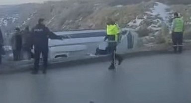 Kontrolden çıkan işçi servisi şarampole devrildi: 10 yaralı