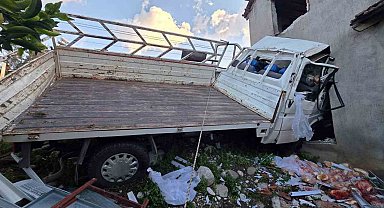 Kontrolden çıkan kamyonet eve çarptı: 1 ölü