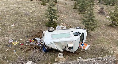 Kontrolden çıkan kamyonet şarampole yuvarlandı: 3 yaralı