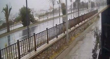 Kontrolden çıkan otomobil refüjdeki ağaca çarpıp takla attı