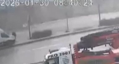 Kontrolden çıkan servis refüje çıktı: Ölümden saniyelerle kurtuluş kamerada