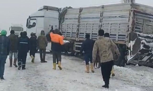 Kontrolden çıkan tır yolu kapattı, kilometrelerce araç kuyruğu oluştu