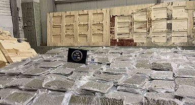 Kontrplaklar arasına gizlenen 700 kilo esrar sınırda ele geçirildi