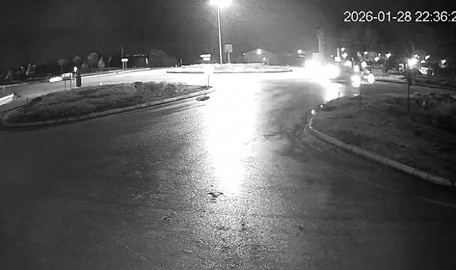 Konya'da 2 aracın çarpışma anı kameraya yansıdı