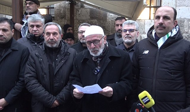 Konya'da aileler yeni yılın ilk sabah namazında camide buluştu