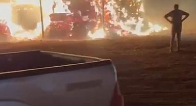 Konya'da fırtınada ev ve çiftlikteki saman balyaları alev alev yandı