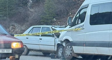 Konya'da otomobil ile yolcu minibüsü çarpıştı: 1 ölü, 1 yaralı