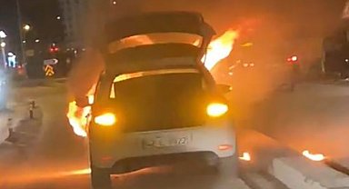 Konya'da seyir halindeki otomobil alev aldı