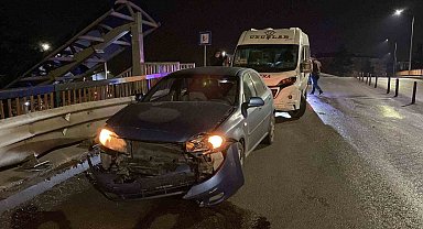 Köprüde kayan otomobil önce servis aracına, ardından bariyerlere çarptı