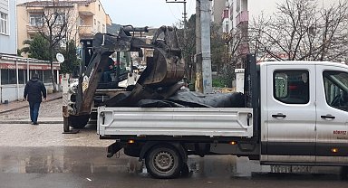 Körfez'de şiddetli fırtınada çatılar uçtu, araçlar hasar gördü