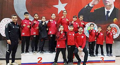 Körfezli karateciler Gaffar Okkan Turnuvası'ndan 8 madalyayla döndü