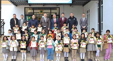 Köşk'te öğrencilerin yarıyıl karnelerini Kaymakam Taş verdi