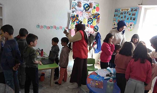 Köy çocukları, gençlik merkezi gönüllüleriyle doyasıya eğlendi