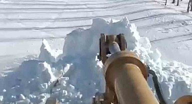 Köy yolları için zorlu mücadele: Kar kalınlığının 2 metreyi aştığı bölgede ekipler aralıksız mesai yapıyor