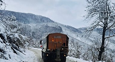 Köy yollarında tuzlama çalışmaları sürüyor