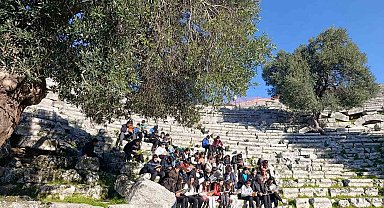 Köyceğiz Ortaokulu öğrencileri Kaunos Antik Tiyatro'da şiir okudu