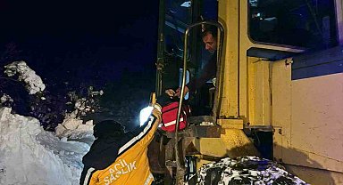 Köyde mahsur kalan çift 5 saatlik çalışma sonucu hastaneye sevk edildi