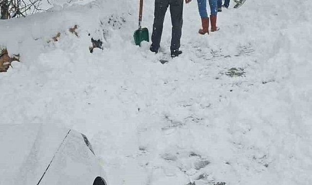 Köylüler kapanan sokaklarını elbirliğiyle açtı