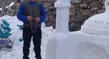 Köyüne kardan cami yaptı